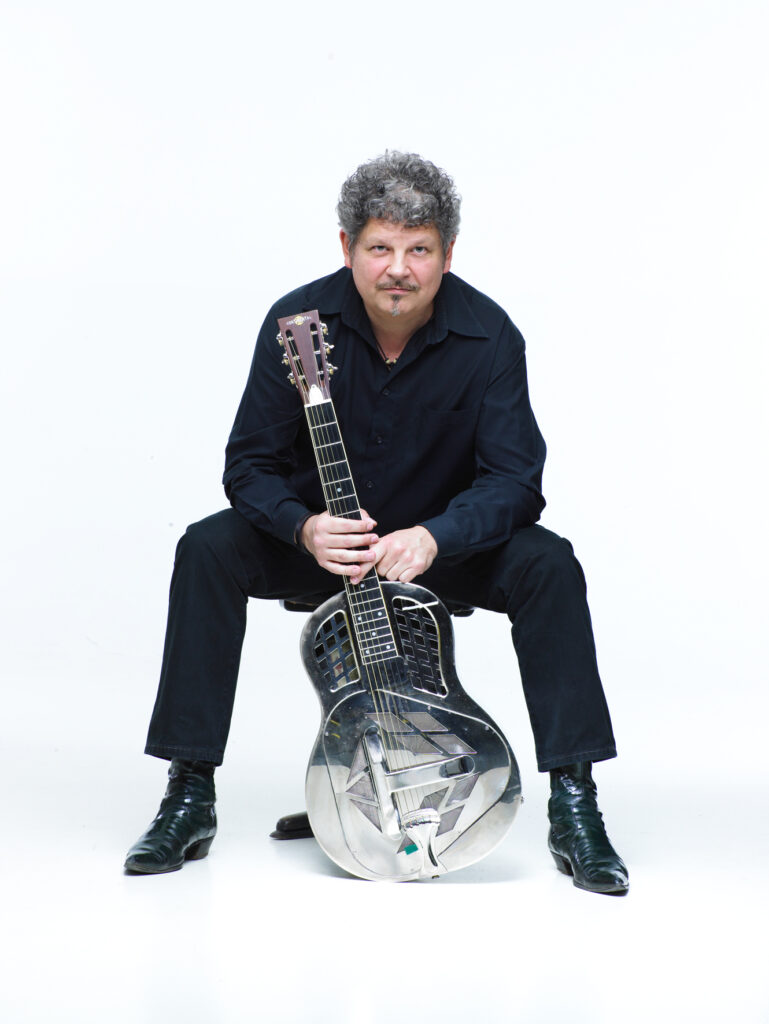 Bluesmusiker Erik Trauner mit Resonatorgitarre