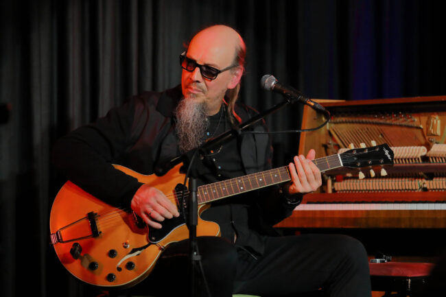 HenningPertiet-Gitarre-2024_small